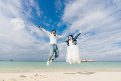 ビーチフォトウェディングのポーズ完全ガイド！自然体からSNS映え・子どもやペットとの撮影のアイデア集 (28)