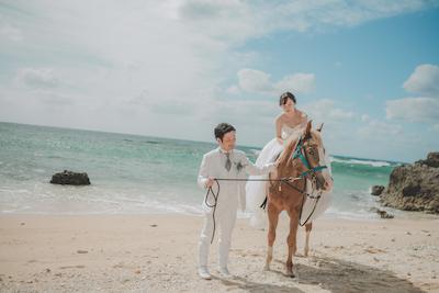 午年の結婚報告はがきに「ドレス姿での乗馬姿」を添えて！沖縄・読谷でホースフォトウェディングを叶えよう (4)