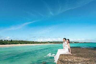 ビーチフォトウェディングのポーズ完全ガイド！自然体からSNS映え・子どもやペットとの撮影のアイデア集 (18)