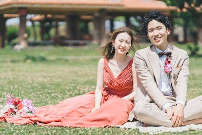 ビーチフォトウェディングのポーズ完全ガイド！自然体からSNS映え・子どもやペットとの撮影のアイデア集 (10)