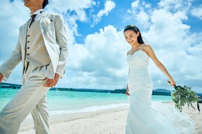 ビーチフォトウェディングのポーズ完全ガイド！自然体からSNS映え・子どもやペットとの撮影のアイデア集 (8)