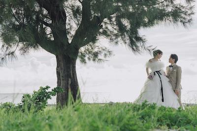 沖縄フォトウェディングは『グリーンフォト』も主役。プライベートガーデンや小道で叶えるナチュラル特集 (3)