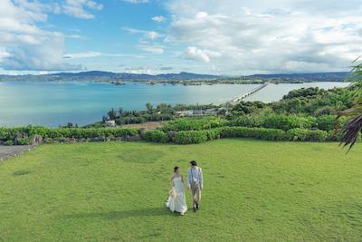 沖縄・古宇利島に新フォトウェディングプラン誕生!“恋の島”の人気チャペル&ビーチで、永遠の愛を誓う1枚を (5)