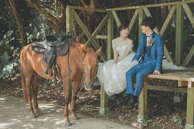 午年の結婚報告はがきに「ドレス姿での乗馬姿」を添えて！沖縄・読谷でホースフォトウェディングを叶えよう (5)