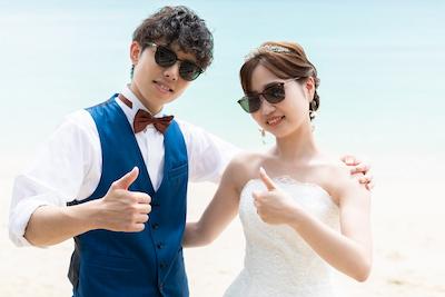 ビーチフォトウェディングのポーズ完全ガイド！自然体からSNS映え・子どもやペットとの撮影のアイデア集 (21)