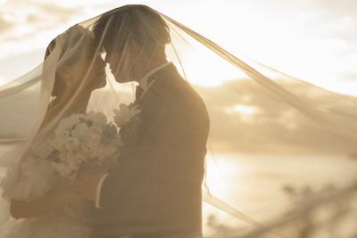 ビーチフォトウェディングのポーズ完全ガイド！自然体からSNS映え・子どもやペットとの撮影のアイデア集 (27)