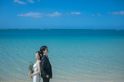 ビーチフォトウェディングのポーズ完全ガイド！自然体からSNS映え・子どもやペットとの撮影のアイデア集 (15)