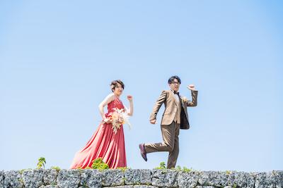 ビーチフォトウェディングのポーズ完全ガイド！自然体からSNS映え・子どもやペットとの撮影のアイデア集 (5)