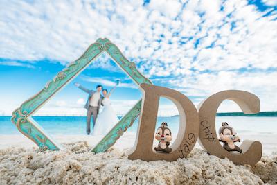 ビーチフォトウェディングのポーズ完全ガイド！自然体からSNS映え・子どもやペットとの撮影のアイデア集 (22)