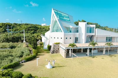古宇利島フォトウェディングに追加料金なしの衣裳選び放題プラン誕生！ドローン＋青空加工で理想の一枚を (2)