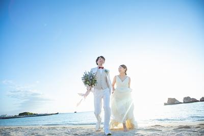 和装も洋装も沖縄で！青い海×スタジオ撮影で年賀状・アルバム・結婚報告と用途広がる前撮りを (2)