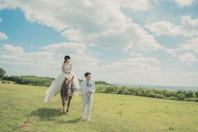 午年の結婚報告はがきに「ドレス姿での乗馬姿」を添えて！沖縄・読谷でホースフォトウェディングを叶えよう (3)
