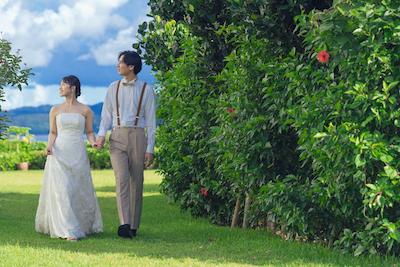 沖縄フォトウェディングは『グリーンフォト』も主役。プライベートガーデンや小道で叶えるナチュラル特集 (6)