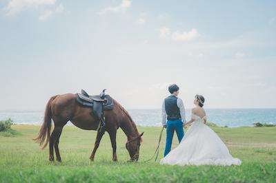 午年の結婚報告はがきに「ドレス姿での乗馬姿」を添えて！沖縄・読谷でホースフォトウェディングを叶えよう (6)