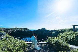 宮古島エリアの伊良部島で島時間を楽しみながら、旅するように撮影するウエディングフォトツアー