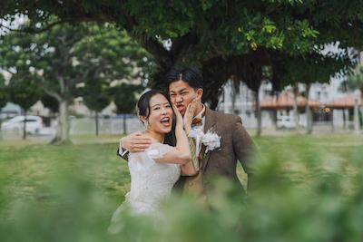 ビーチフォトウェディングのポーズ完全ガイド！自然体からSNS映え・子どもやペットとの撮影のアイデア集 (17)