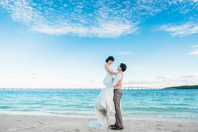 ビーチフォトウェディングのポーズ完全ガイド！自然体からSNS映え・子どもやペットとの撮影のアイデア集 (23)