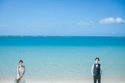 ビーチフォトウェディングのポーズ完全ガイド！自然体からSNS映え・子どもやペットとの撮影のアイデア集 (16)