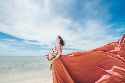 ビーチフォトウェディングのポーズ完全ガイド！自然体からSNS映え・子どもやペットとの撮影のアイデア集 (11)