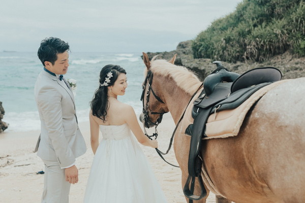 午年の結婚報告はがきに「ドレス姿での乗馬姿」を添えて!沖縄・読谷で「馬」フォト♡