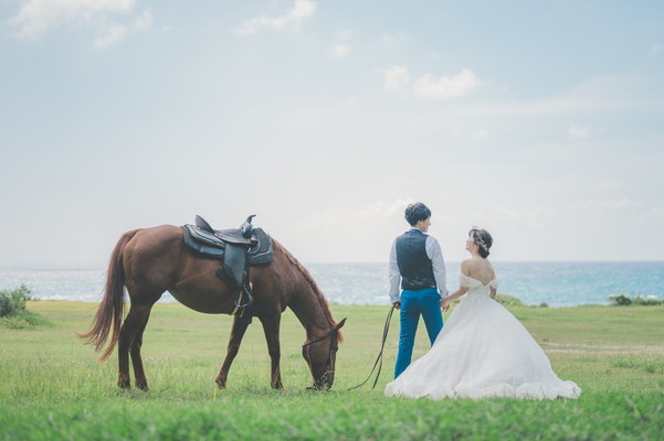 午年の結婚報告はがきに「ドレス姿での乗馬姿」を添えて!沖縄・読谷で「馬」フォト♡