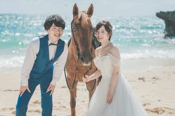 午年の結婚報告はがきに「ドレス姿での乗馬姿」を添えて!沖縄・読谷で「馬」フォト♡