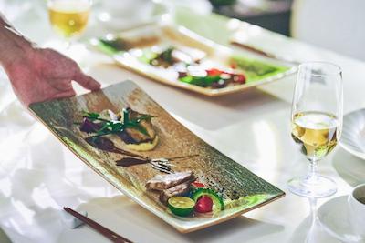 会食付きフォトウェディングは最高の組み合わせ！幸せを形に残し、大切な人とのゆったりとした食事時間を