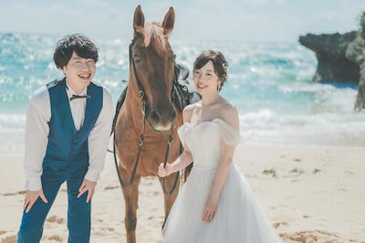 午年の結婚報告はがきに「ドレス姿での乗馬姿」を添えて！沖縄・読谷でホースフォトウェディングを叶えよう
