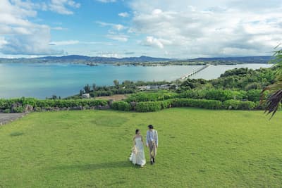 古宇利島フォトウェディングに追加料金なしの衣裳選び放題プラン誕生！ドローン＋青空加工で理想の一枚を