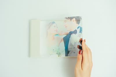 結婚式・フォトウェディングのアルバムは必要？後悔しない選び方と両親用・手作り・外注のポイント