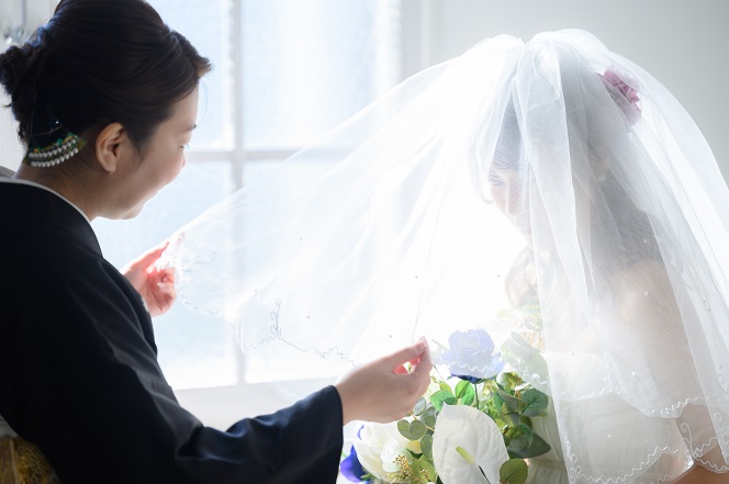 沖縄の結婚式やフォトウェディングで母親の服装は？両家の母親の服装は合わせたほうがよい？