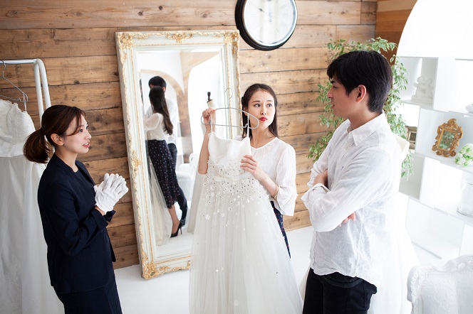 沖縄での結婚式やフォトウェディングの結婚衣裳はレンタルする？購入する？
