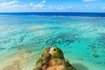 大型テーマパークのオープンで大注目の沖縄北部！真栄田岬が舞台の「夏旅×フォトウェディング」のWプラン