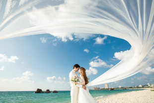世界でも有数の美しい沖縄の海やビーチロケーションに映えるドレス