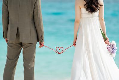 ビーチフォトウェディングのポーズ完全ガイド！自然体からSNS映え・子どもやペットとの撮影のアイデア集 (19)