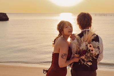 ビーチフォトウェディングのポーズ完全ガイド！自然体からSNS映え・子どもやペットとの撮影のアイデア集 (6)