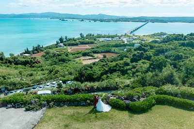 古宇利島フォトウェディングに追加料金なしの衣裳選び放題プラン誕生！ドローン＋青空加工で理想の一枚を (3)