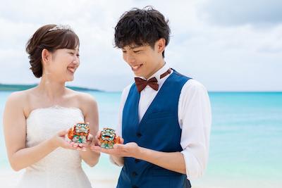 ビーチフォトウェディングのポーズ完全ガイド！自然体からSNS映え・子どもやペットとの撮影のアイデア集 (29)